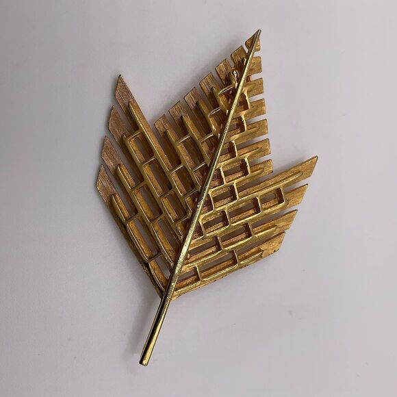 Corocraft Brooch Vintage Large Modernist Leaf Gold Tone Artsy 1960s MCM - Picture 1 of 8